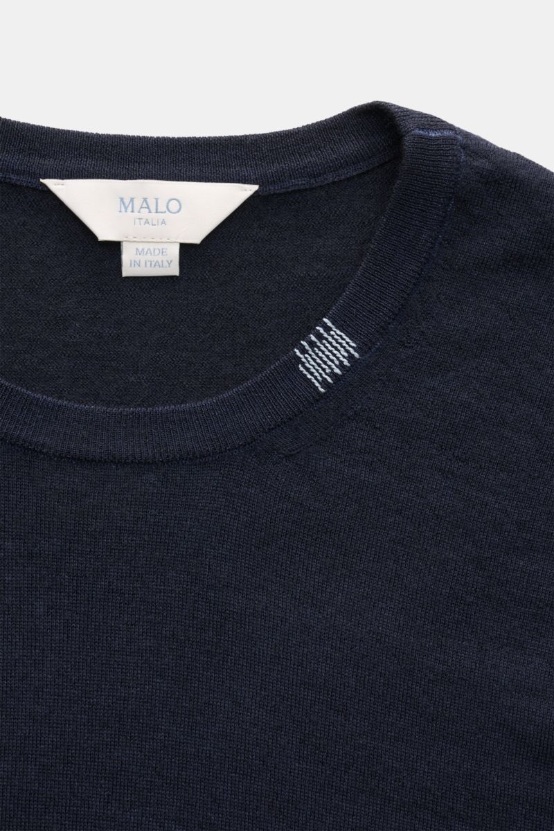 Malo Cashmere Rundhalspullover navy, Detailaufnahme von oben, reiner Cashmere, weicher Griff, Slim Fit, Stick-Detail am Rundhalsausschnitt.