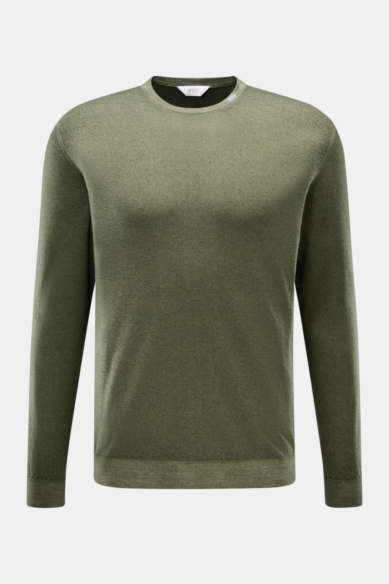 Malo Cashmere Rundhalspullover dark olive meliert, Slim Fit, reiner Cashmere, feines Strickbild, Rundhalsausschnitt mit Stick-Detail, Rippbündchen, Frontalansicht.
