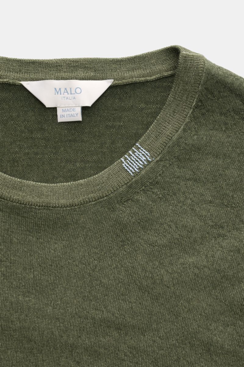 Malo Cashmere Rundhalspullover dark olive meliert, Detailaufnahme von oben, reiner Cashmere, weicher Griff, Slim Fit, Rundhalsausschnitt mit Stick-Detail und Rippbündchen.