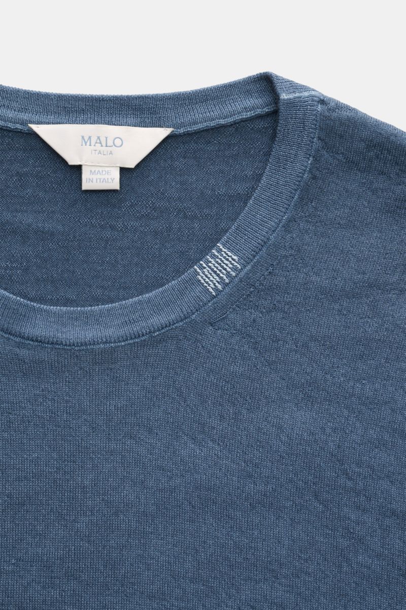 Malo Cashmere Rundhalspullover graublau aus reiner, weicher Cashmere-Qualität mit feinem Strickbild, Slim Fit, Rundhalsausschnitt, Stick-Detail und Rippbündchen, Nahaufnahme von oben.