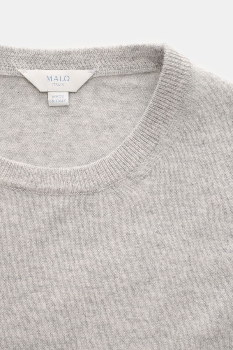 Malo Cashmere Rundhalspullover grau meliert, Nahaufnahme von oben, reiner Cashmere, weicher Griff, feines Strickbild, Slim Fit, Rundhals, Rippbündchen.