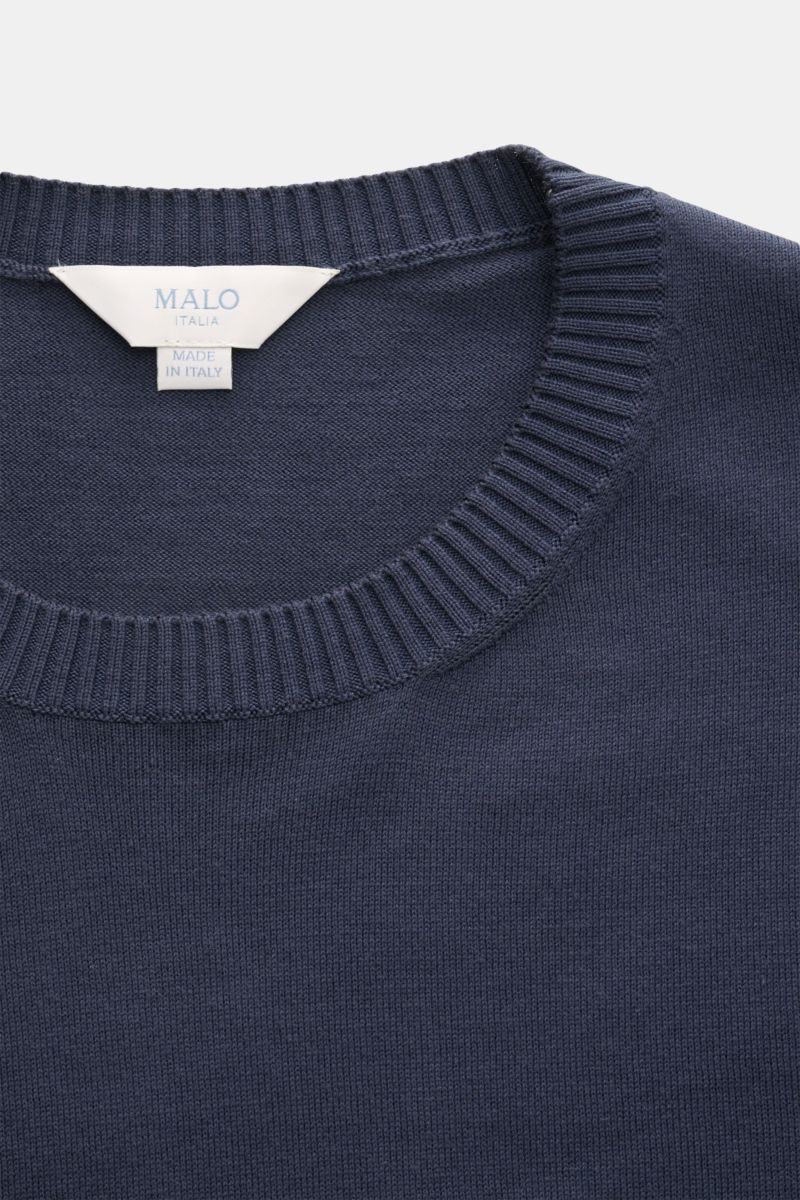 Malo Kurzarmpullover navy aus reiner Baumwolle, feines Strickbild, Rundhalsausschnitt, Rippbündchen, weicher Griff, Regular Fit, Nahaufnahme von oben.