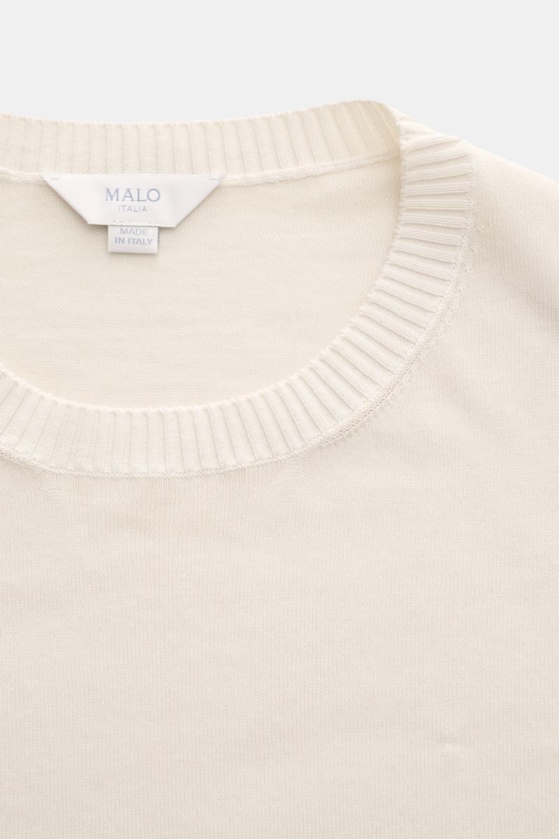 Malo Kurzarmpullover creme, Nahaufnahme von oben, Rundhalsausschnitt mit komfortablen Rippbündchen, reine Baumwolle, weicher Griff, Regular Fit, feines Strickbild, stilvoller Begleiter an warmen Tagen.