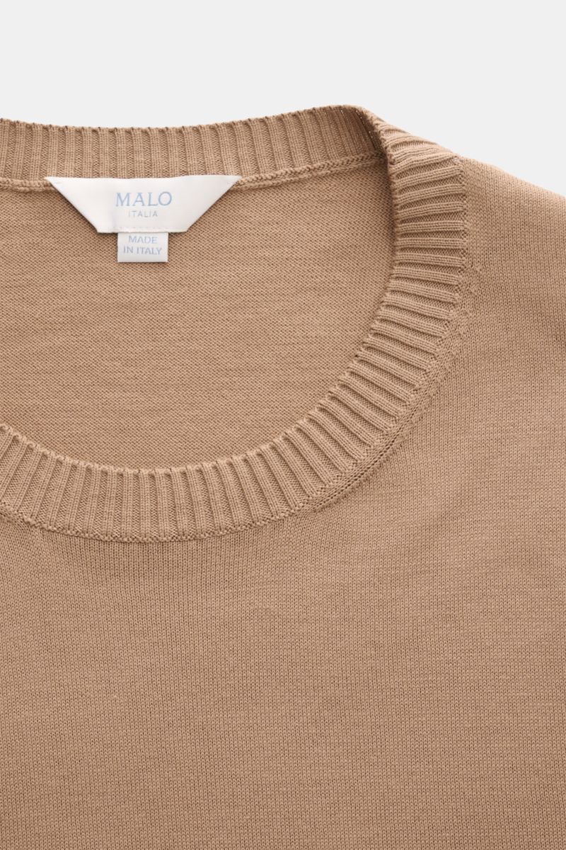 Nahaufnahme von braunem Malo Kurzarmpullover mit Rundhalsausschnitt, feinem Strickbild, Regular Fit, weichem Griff, Rippbündchen, reine Baumwolle.