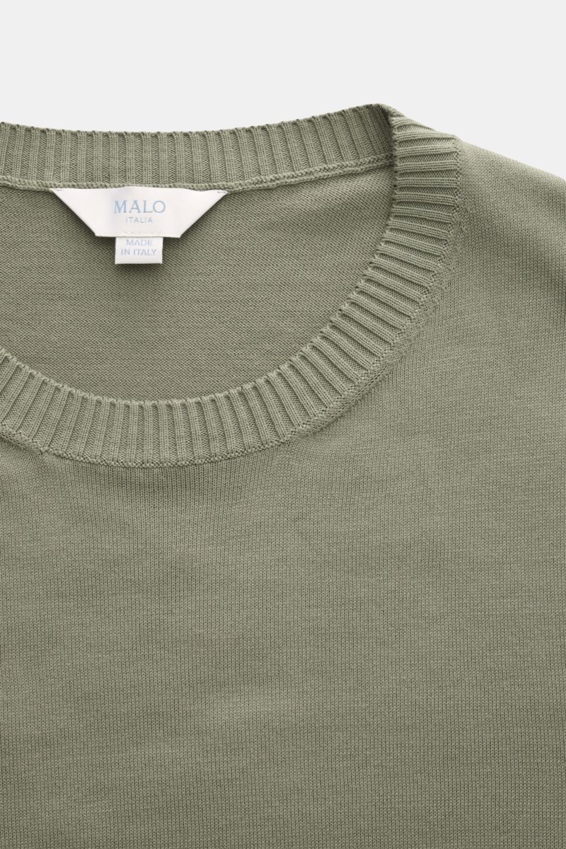 Nahaufnahme von Malo Kurzarmpullover grün, aus reiner Baumwolle mit feinem Strickbild, Rundhalsausschnitt und Rippbündchen, Regular Fit.