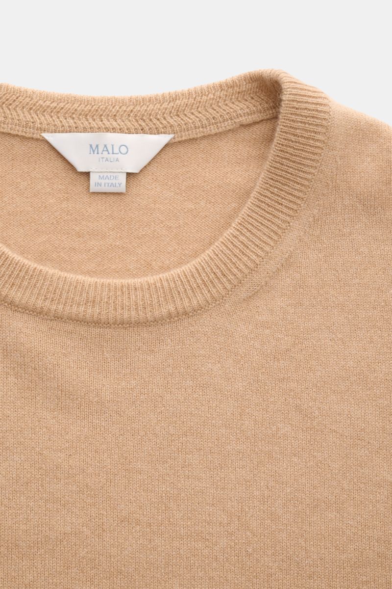 Nahaufnahme des Malo Cashmere Rundhalspullover hellbraun meliert von oben, reiner Cashmere, weicher Griff, feines Strickbild, Slim Fit, Rundhalsausschnitt, Rippbündchen.