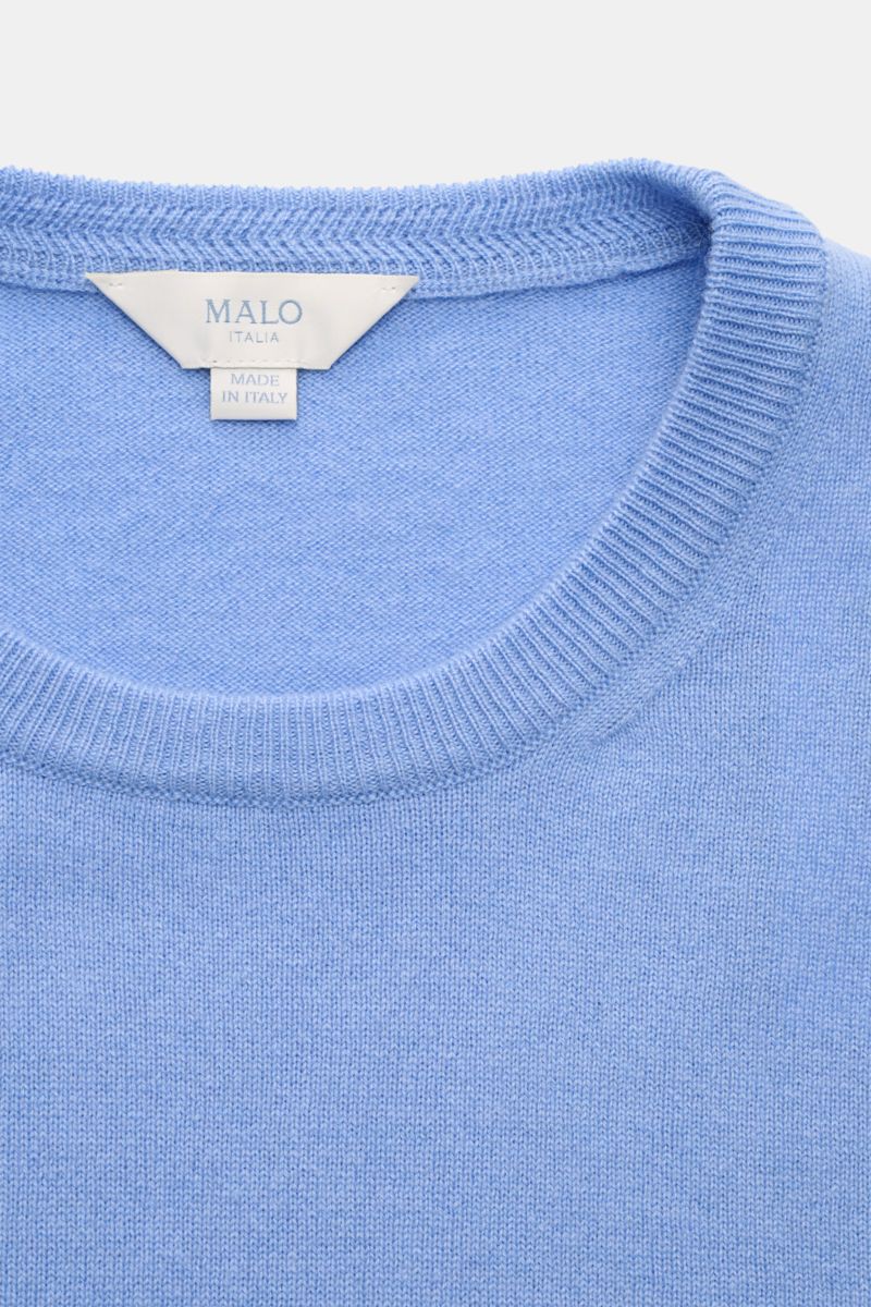 Nahaufnahme von Malo Cashmere Rundhalspullover blau mit Rundhalsausschnitt, feinem Strickbild, Slim Fit und weichem Griff, fotografiert von oben.