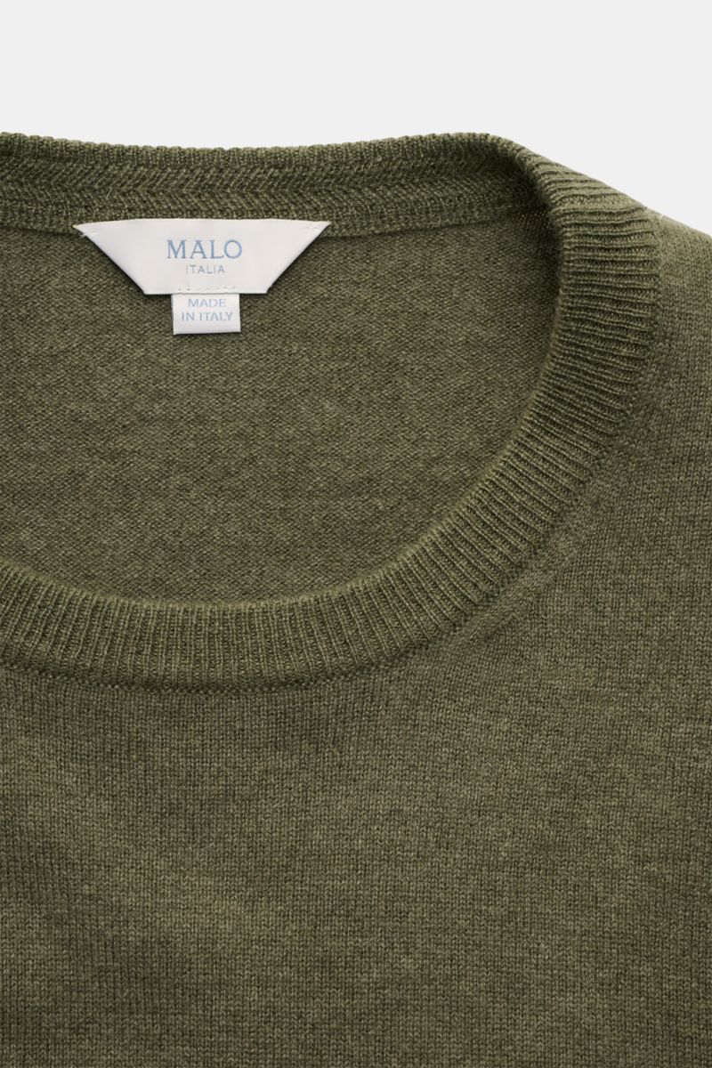 Malo Cashmere Rundhalspullover grün, Nahaufnahme von oben, reiner Cashmere, sehr weicher Griff, feines Strickbild, Slim Fit, Rundhalsausschnitt, komfortable Rippbündchen.