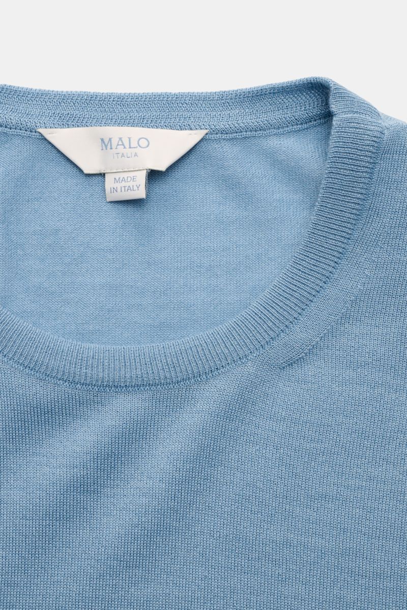 Close-up top-down view of the Malo Crew neck jumper smoky blue showing crew neck and fine knit fabric, made in Italy.

A essential for cooler days: This crew neck jumper by MALO features fine fabric and is a stylish part of sophisticated looks.
