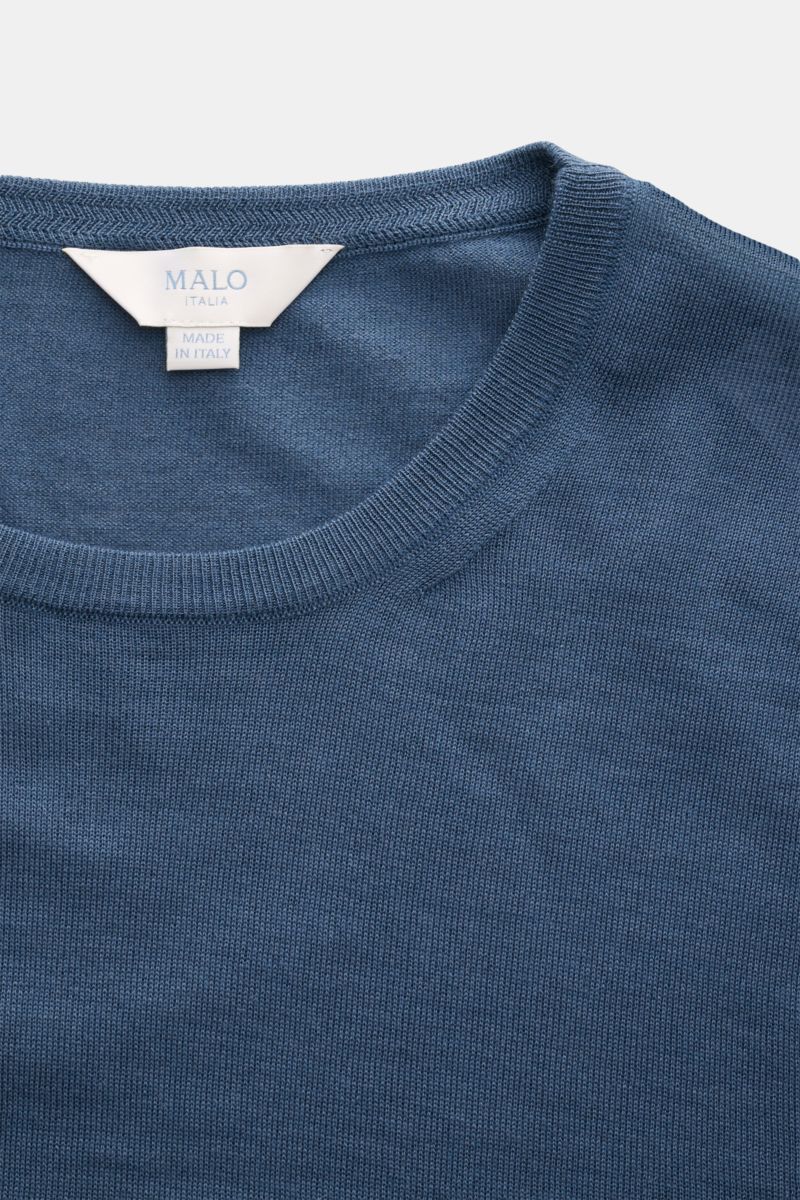 Close-up front view of Malo Crew neck jumper dark blue showing fine knit, ribbed crew neck, and label.

A essential for cooler days: This crew neck jumper by MALO features fine fabric and is a stylish part of sophisticated looks.

Blend of 