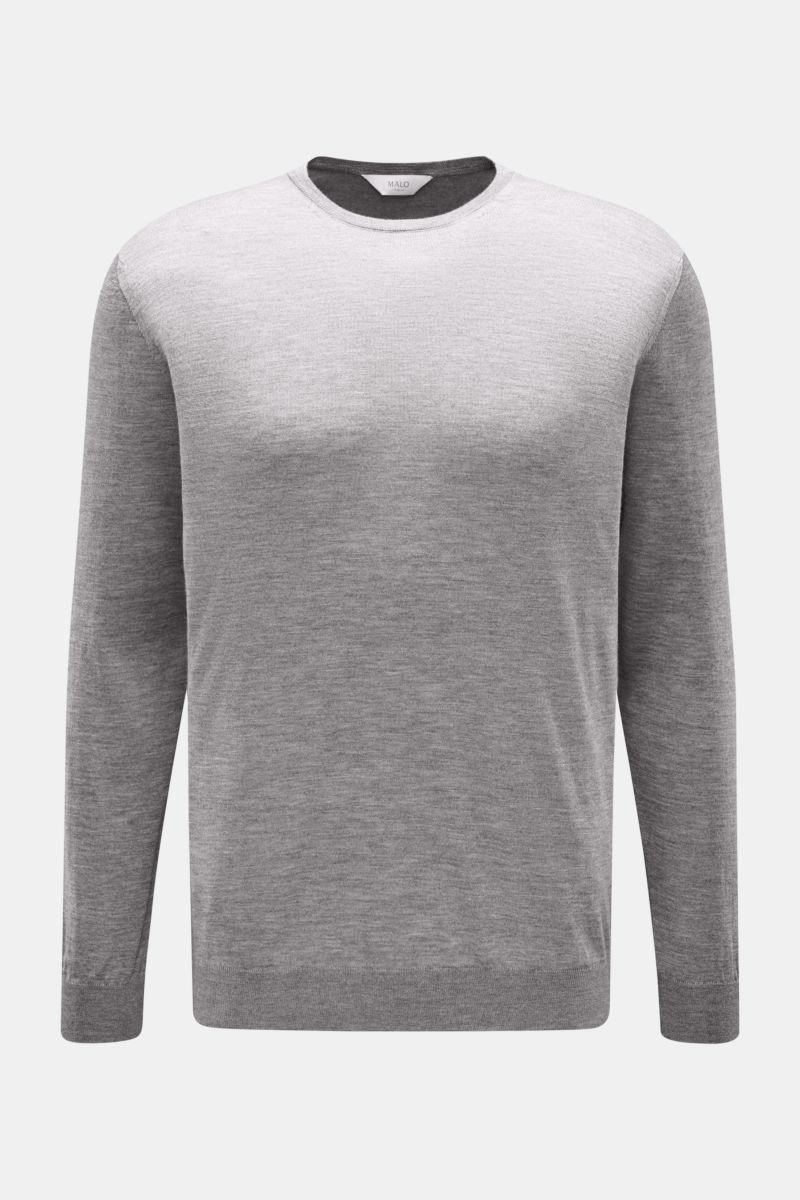 Front view of Malo Rundhalspullover grau meliert, a slim fit grey melange round neck pullover with fine knit, ribbed cuffs, soft cashmere and silk blend.

Ein Essential für kühlere Tage: Der Rundhalspullover von MALO überzeugt mit edler Qualität und wi