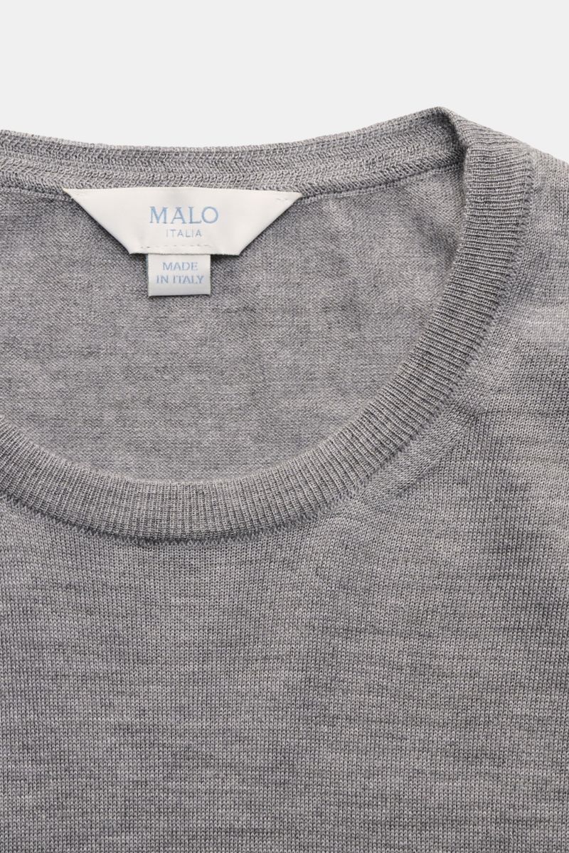 Close-up front view of Malo Rundhalspullover grau meliert, a grey melange round neck sweater with fine knit and ribbed cuffs.

Ein Essential für kühlere Tage: Der Rundhalspullover von MALO überzeugt mit edler Qualität und wird zum stilvollen Bestandtei