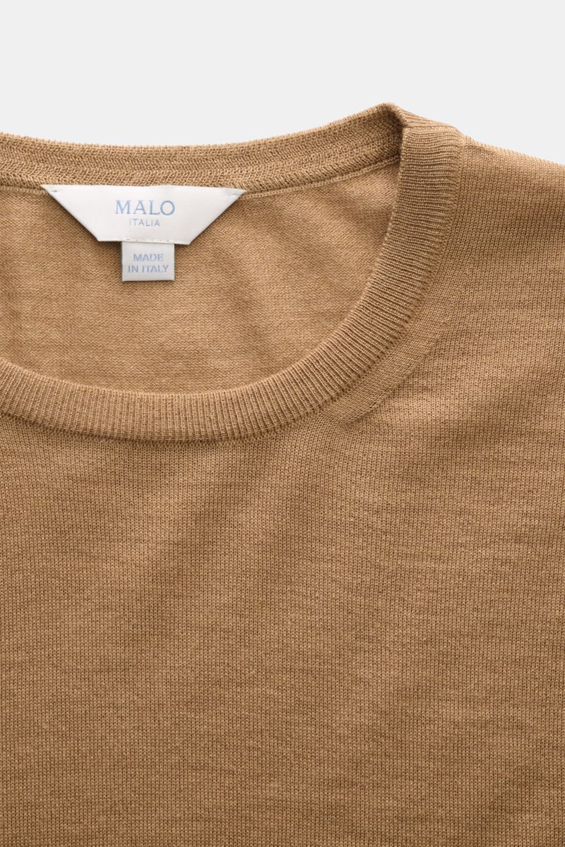Malo Rundhalspullover hellbraun aus Cashmere-Seide, Slim Fit, feines Strickbild, Rundhalsausschnitt, Rippbündchen, Detailaufnahme von oben.