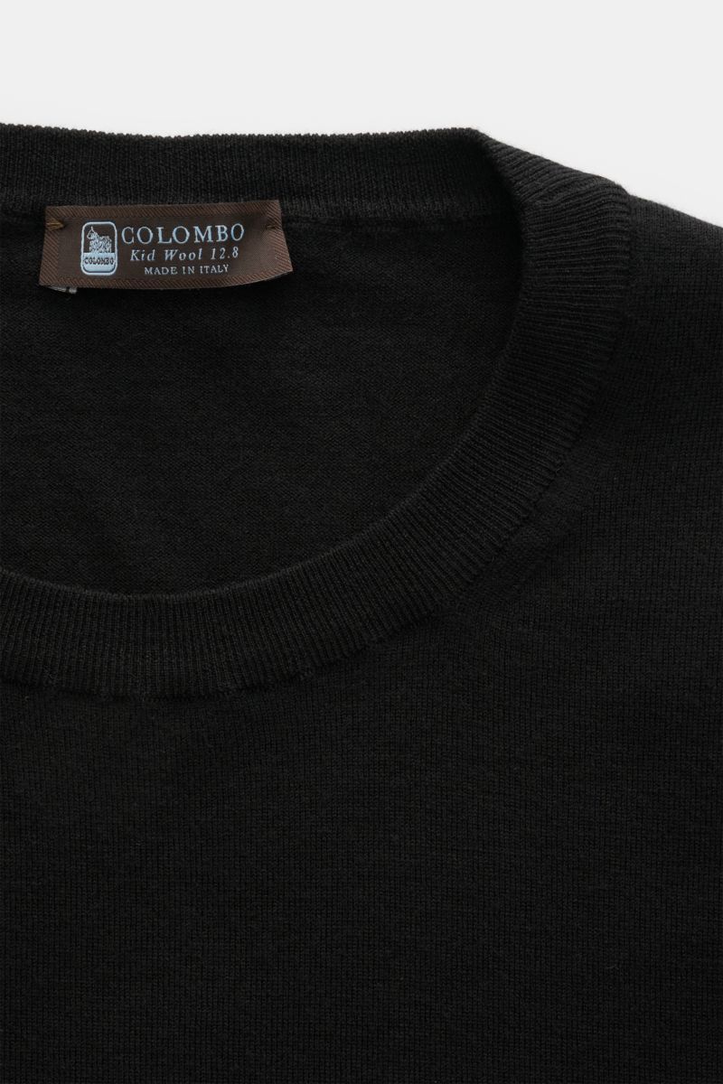 Colombo Rundhalspullover schwarz aus reiner Kid Wool, feiner Regular Fit mit Rundhalsausschnitt und Rippbündchen, Nahaufnahme von oben.