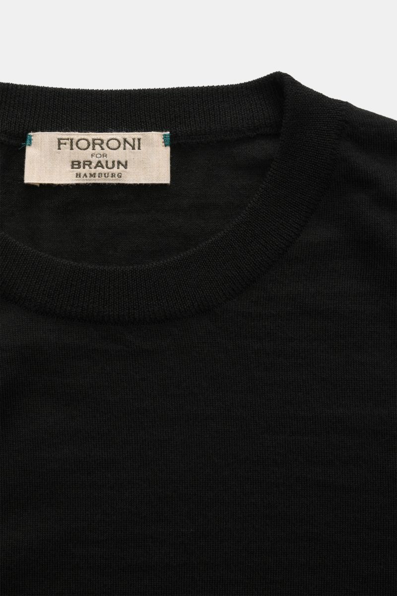 Nahaufnahme des Rundhalsausschnitts vom Fioroni Rundhalspullover schwarz, feines Strickbild, reine Schurwolle, soft, Slim Fit, flexible Rippbündchen.