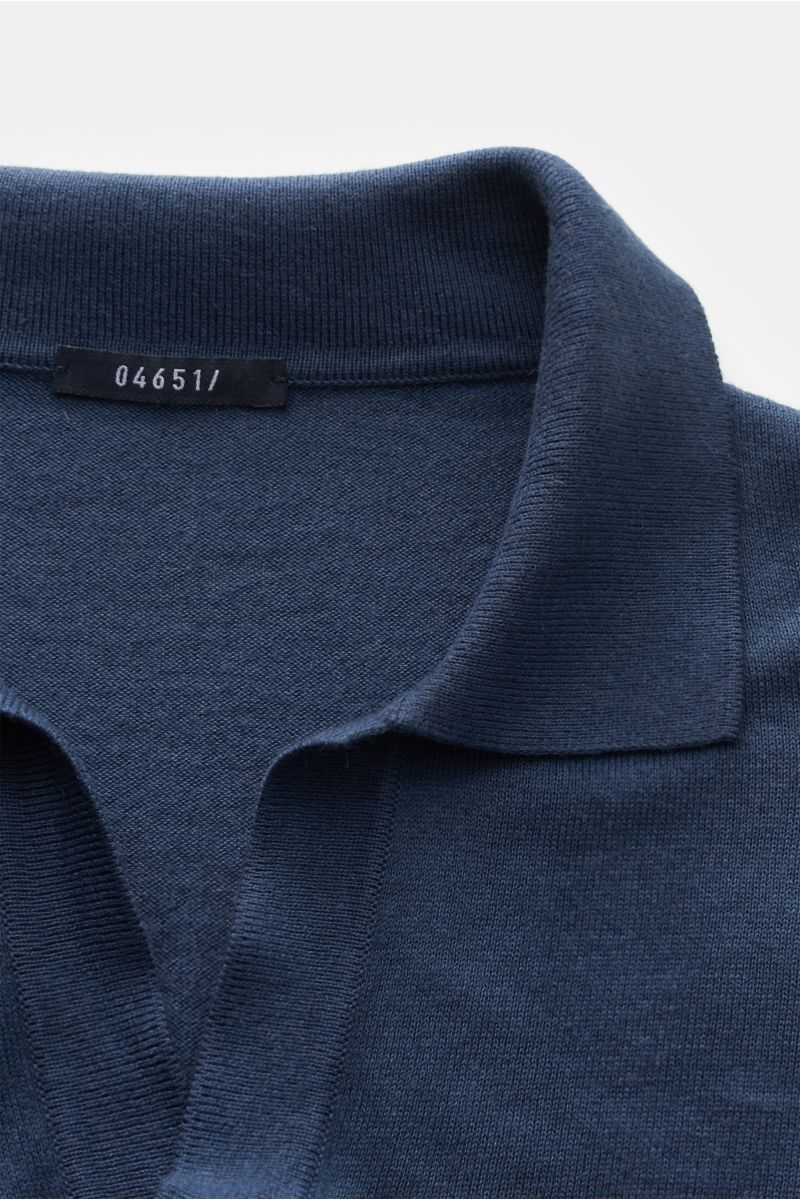 Close-up top-down view of the open collar placket on the 04651/ A trip in a bag Knit polo 'Foggy' grey-blue fine knit.

Description:  
Open collar placket and fine knit in a cotton-cashmere blend by 04651/ A TRIP IN A BAG: The casual long sleeve knit p