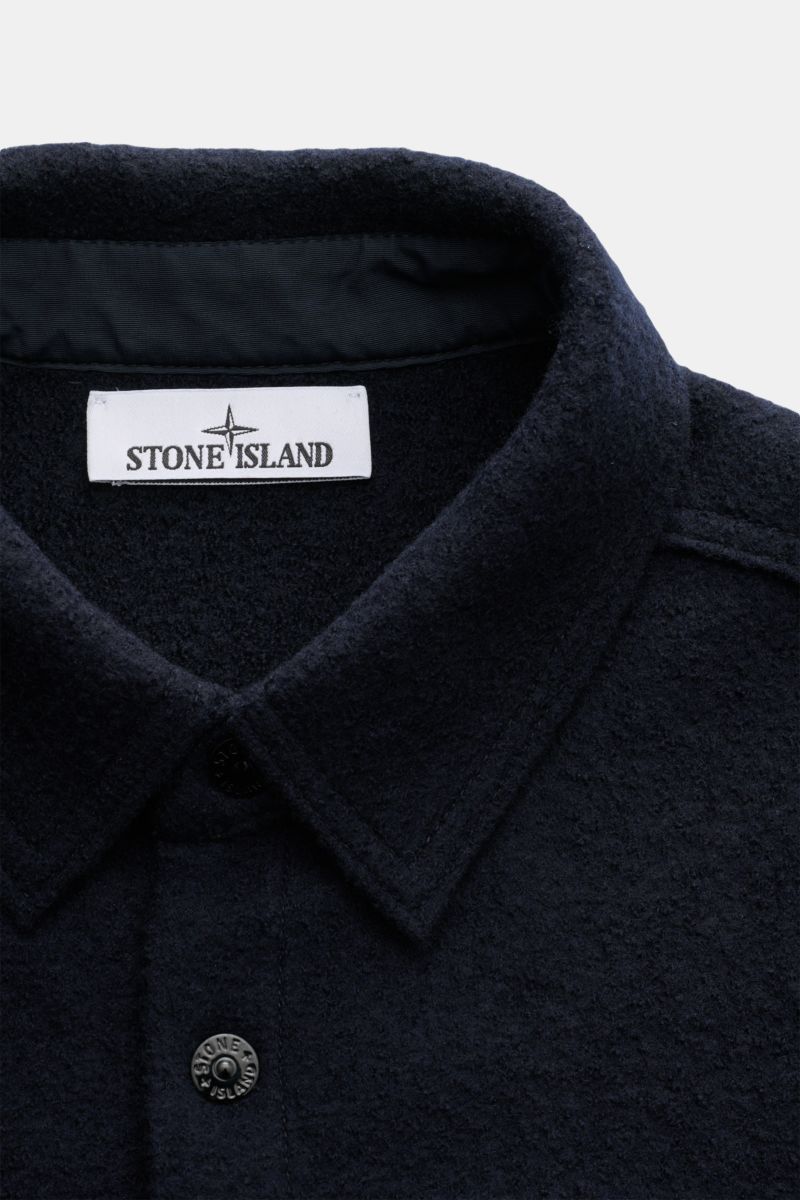 Stone Island Overshirt navy shown from a close-up front perspective, featuring reine, gefilzte Wolle, weicher Griff, garment dyed, Regular Fit, Druckknopfleiste, Umlegekragen, aufgesetzte Brusttaschen, and typisches Kompass-Badge am Ärmel.