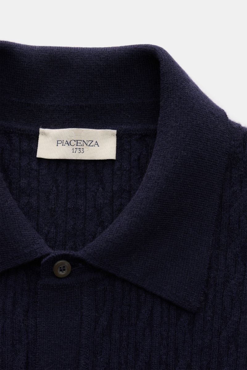 Nahaufnahme des Piacenza 1733 Cardigan navy mit klassischem Umlegekragen, durchgehender Knopfleiste und feinem Rippstrick-Design aus 100% Schurwolle.