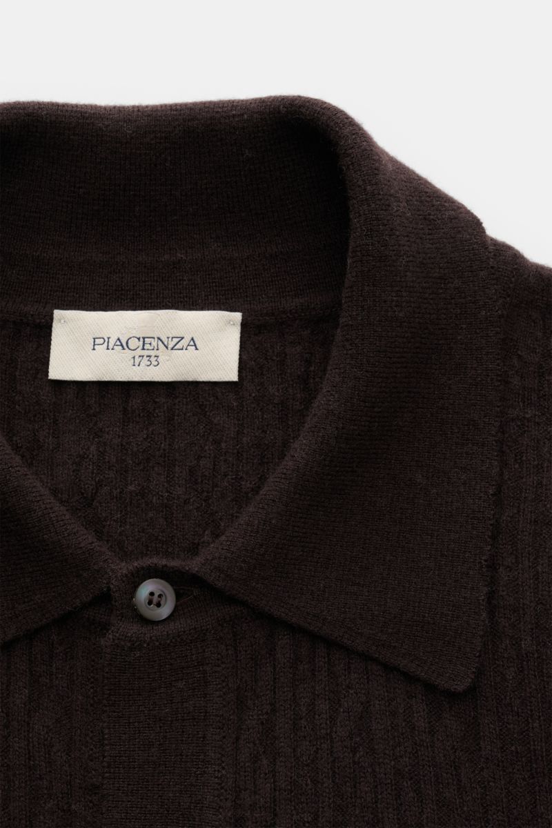 Piacenza 1733 Cardigan dunkelbraun aus 100% Schurwolle, Slim Fit, feines Rippstrick-Design, klassischer Umlegekragen, Knopfleiste, Detailansicht von oben.