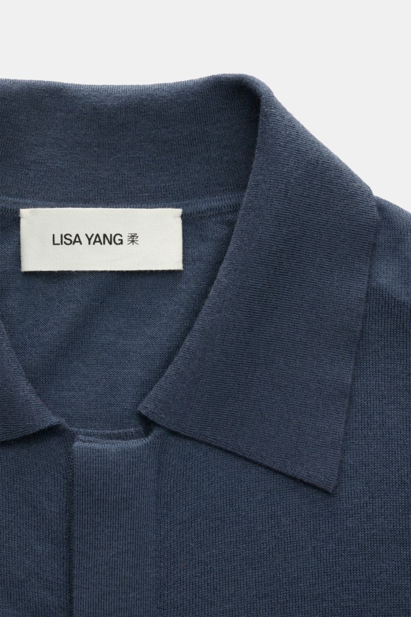 Lisa Yang Cashmere Strickhemd 'Kieran' graublau in Nahaufnahme von oben, weiches Material, klassischer Umlegekragen, verdeckte Knopfleiste.