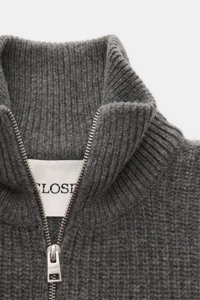 Nahaufnahme von Closed Troyer grau meliert aus Patentstrick, schwere Qualität mit grobem Strickbild, Regular Fit, Rippstrickkragen mit Zipper und breiten Rippbündchen.