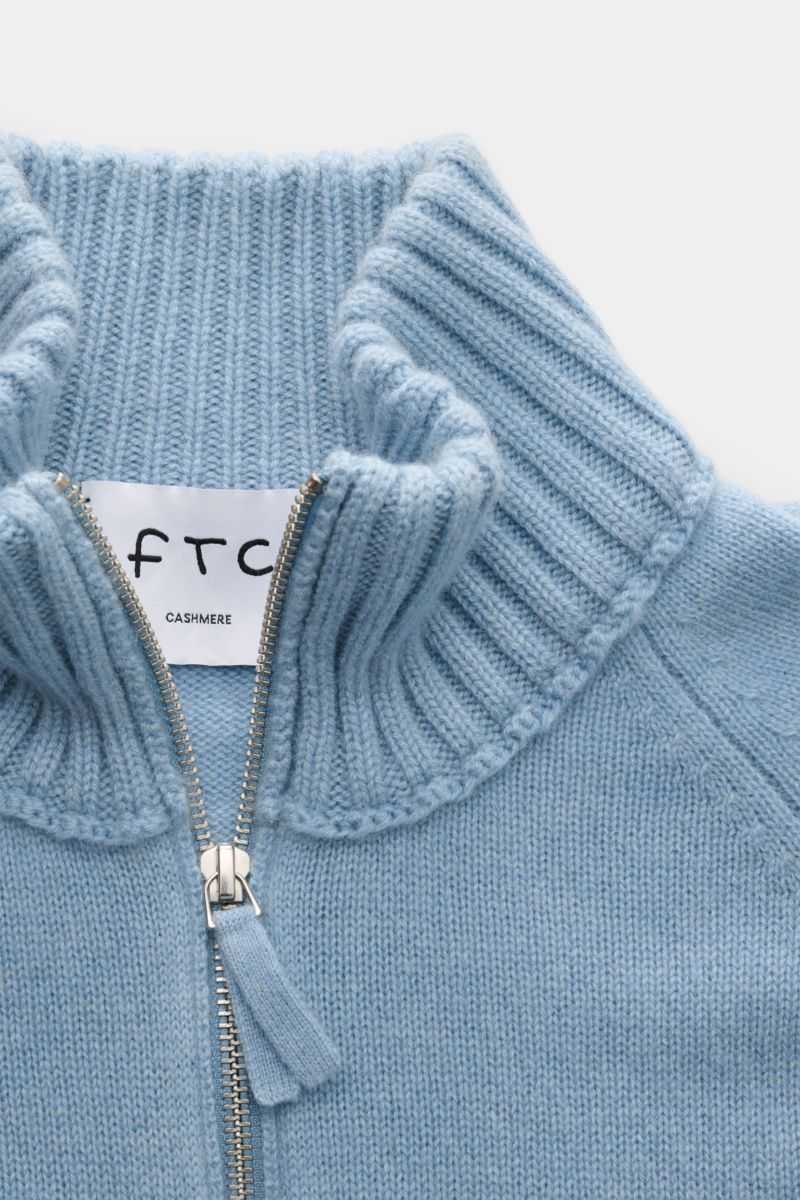 Close-up front view of the FTC Cashmere half-zip jumper light blue showing its ribbed half-zip collar, raglan sleeves, and soft knit texture.

Stay cosy and warm in the colder months with this timeless half-zip jumper by FTC made of high-quality Fair T