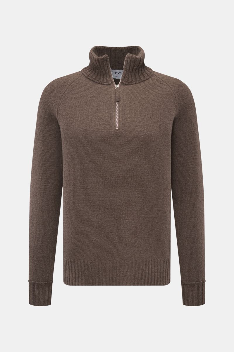 Front view of FTC Cashmere half-zip jumper grey-brown in slim fit with ribbed collar, cuffs, and raglan sleeves made of soft Fair Trade cashmere.

Stay cosy and warm in the colder months with this timeless half-zip jumper by FTC made of high-quality Fa