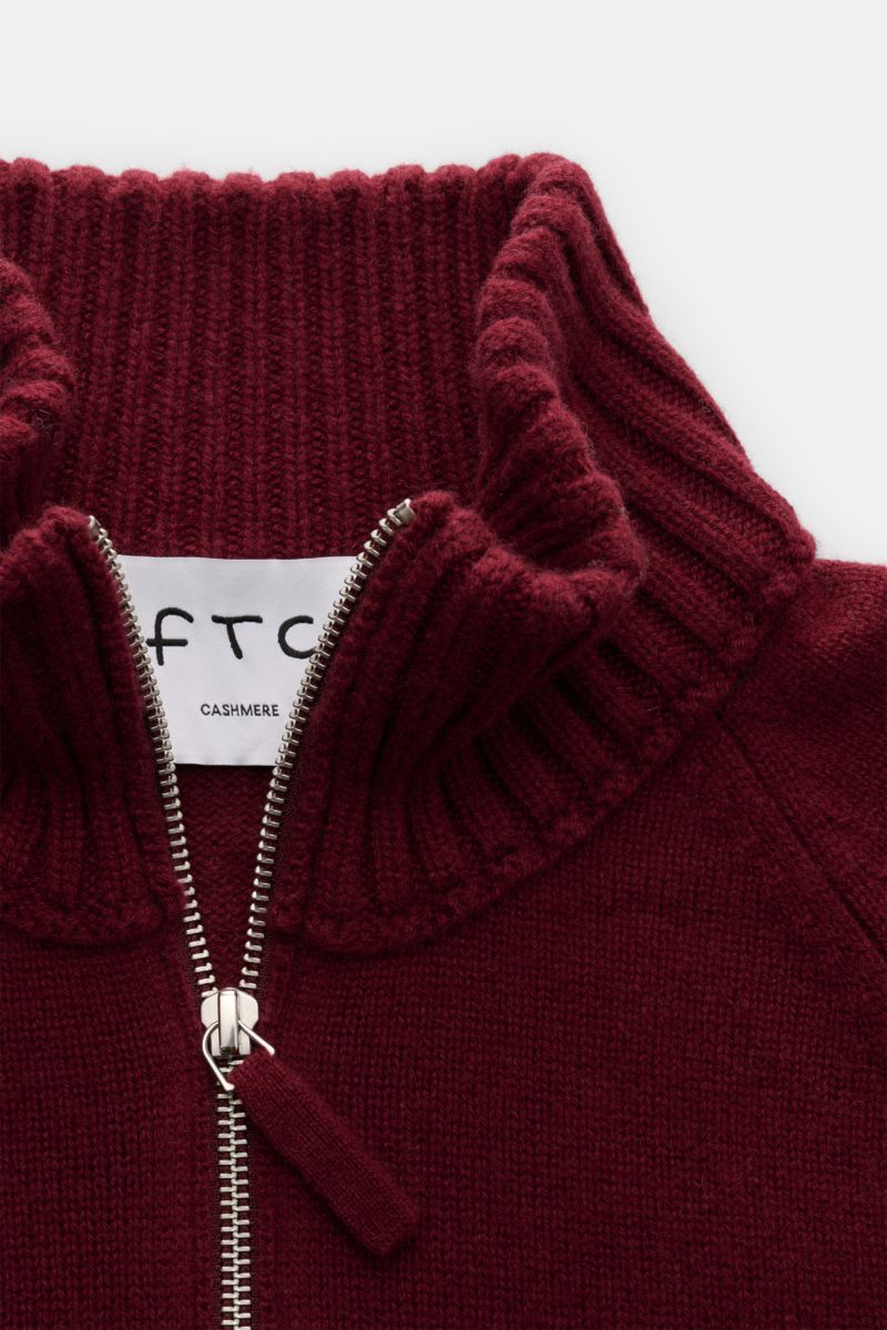 Close-up front view of FTC Cashmere half-zip jumper burgundy showing ribbed collar, silver zip, and raglan sleeve details.

Stay cosy and warm in the colder months with this timeless half-zip jumper by FTC made of high-quality Fair Trade cashmere. Stri