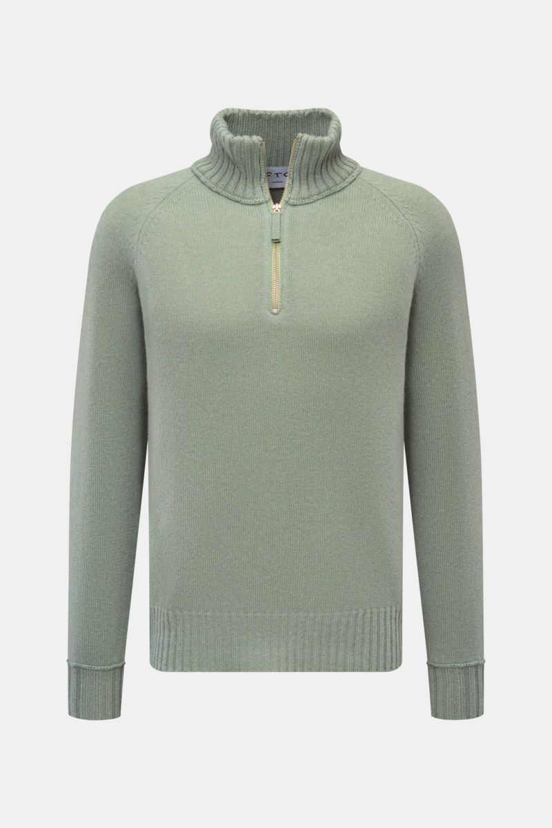 Front view of FTC Cashmere half-zip jumper grey-green with a wide ribbed collar, half-zip, slim fit, raglan sleeves, and rib knit cuffs.

Stay cosy and warm in the colder months with this timeless half-zip jumper by FTC made of high-quality Fair Trade 