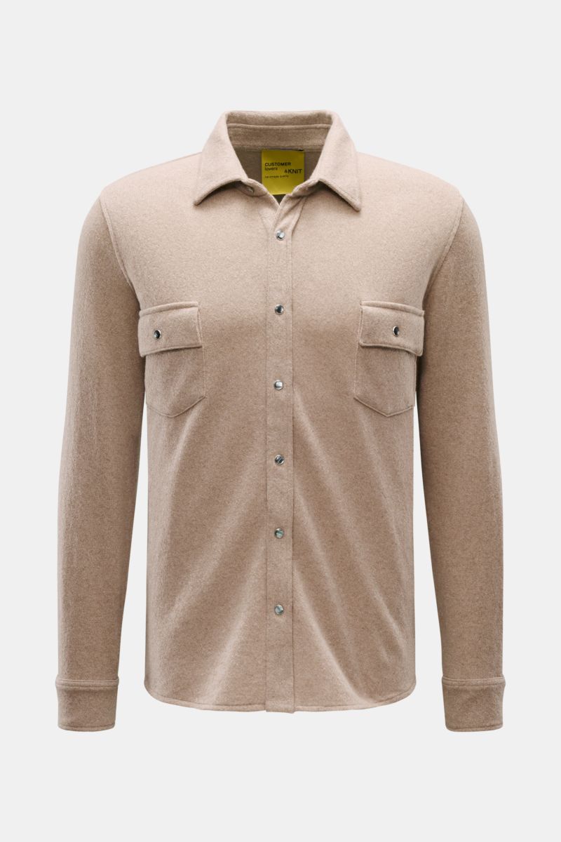 B.F. Knitwear Cashmere Strickhemd Kent-Kragen beige, frontal fotografiert, Slim Fit, reine Cashmere, weicher Griff, Brusttaschen, Druckknopfleiste, gerundeter Saum.