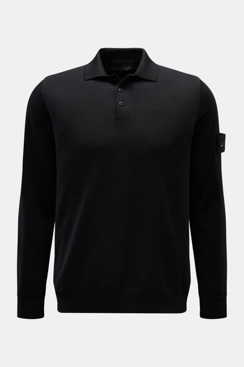 Stone Island Strickpolo 'Ghost Pure Light Wool' schwarz, frontal fotografiert, feiner Strick, Regular Fit, Umlegekragen, Kompass-Badge am Oberarm, Rippbündchen, weicher Griff, vielseitiger Klassiker.