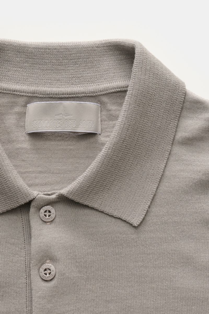 Stone Island Strickpolo 'Ghost Piece' grau, Nahaufnahme von Kragen, Drei-Knopf-Leiste, weiche reine Schurwolle, feines Strickbild, tonales Kompass-Badge.