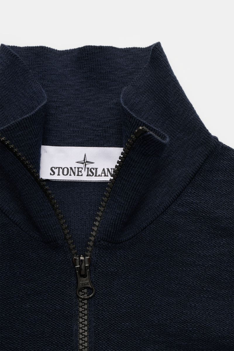 Stone Island Troyer navy aus Baumwolle-Microfaser im Slim Fit, Stehkragen mit Zipper, linksgestrickt, Detailaufnahme Kragen und Reißverschluss.