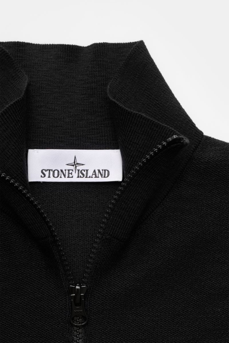 Close-up front view of the Stone Island Half-zip jumper black showing the standing collar, signature zip, and knit texture.

Description: 
Knit with a twist: The sporty half-zip jumper by STONE ISLAND in a modern purl stitch is an ideal leisure compani