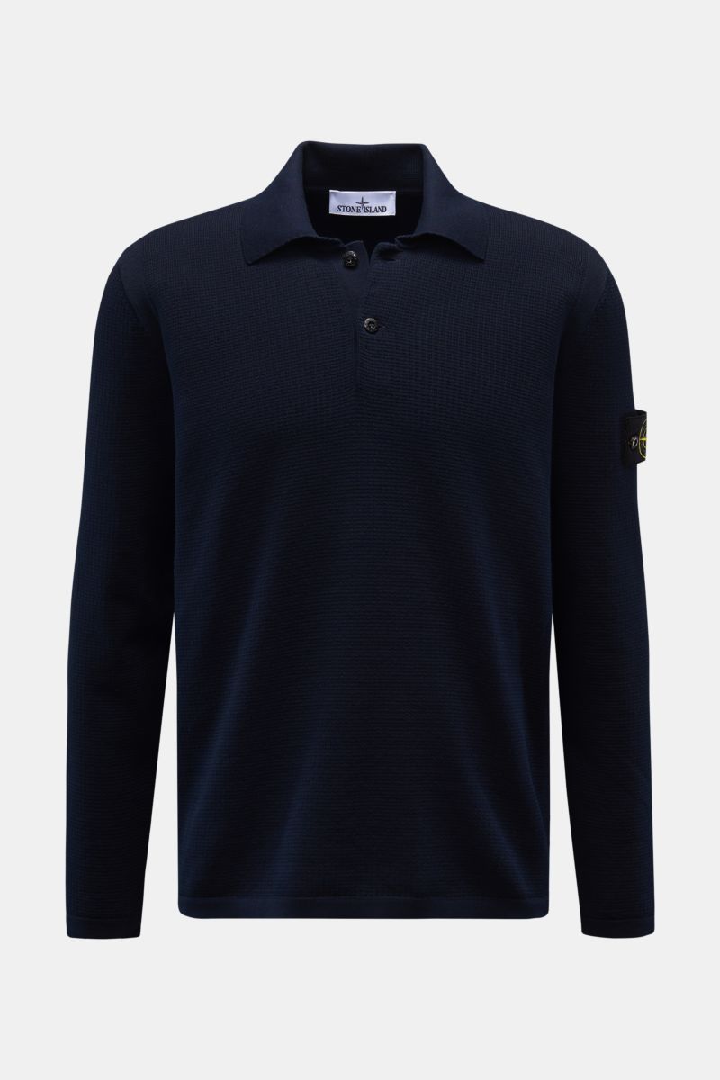 Stone Island Strickpolo navy, frontal fotografiert, aus reiner Baumwolle mit feinem Strick, Polokragen, Knopfleiste, Kompass-Badge am Oberarm.