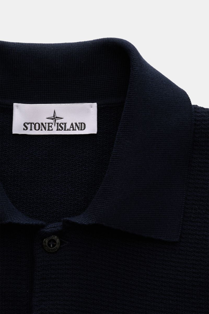Stone Island Strickpolo navy aus reiner Baumwolle, feinem Strick, Polokragen, Knopfleiste und Kompass-Badge, Nahaufnahme von oben.