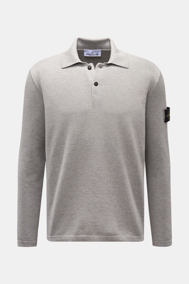 Stone Island Strickpolo grau, Frontansicht, fein strukturierter Strick aus reiner Baumwolle, Polokragen, Kompass-Badge Oberarm, Regular Fit, Saumschlitze.