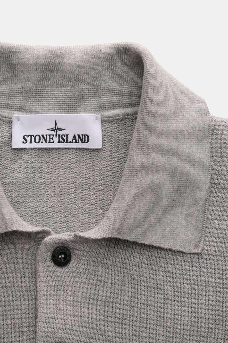 Stone Island Strickpolo grau in Nahaufnahme von oben, feines Strickbild, klassischer Polokragen, Knopfleiste und reine Baumwolle sichtbar.