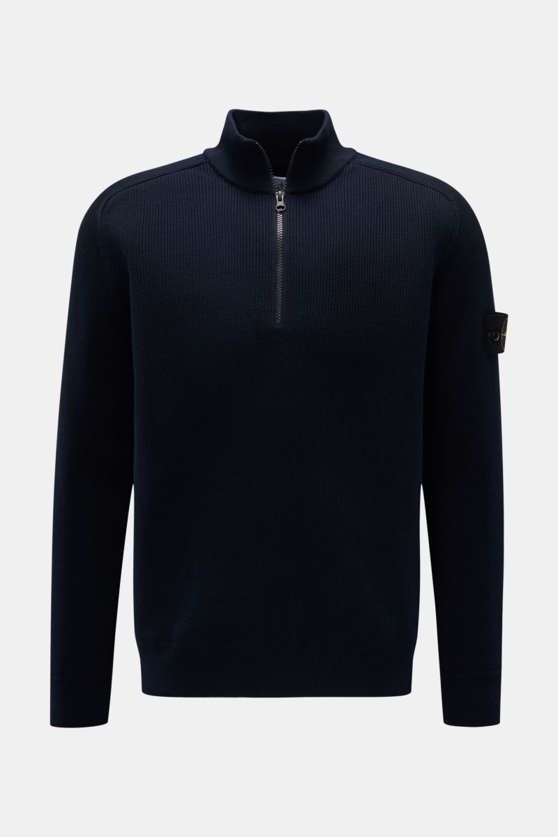 Stone Island Troyer navy shown front-facing on a plain background, featuring a slim fit cotton knit with a ribbed zipper collar, raglan sleeves, ribbed cuffs, and the signature compass badge on the upper arm. Vielseitiger Begleiter in der Übergangszeit: D