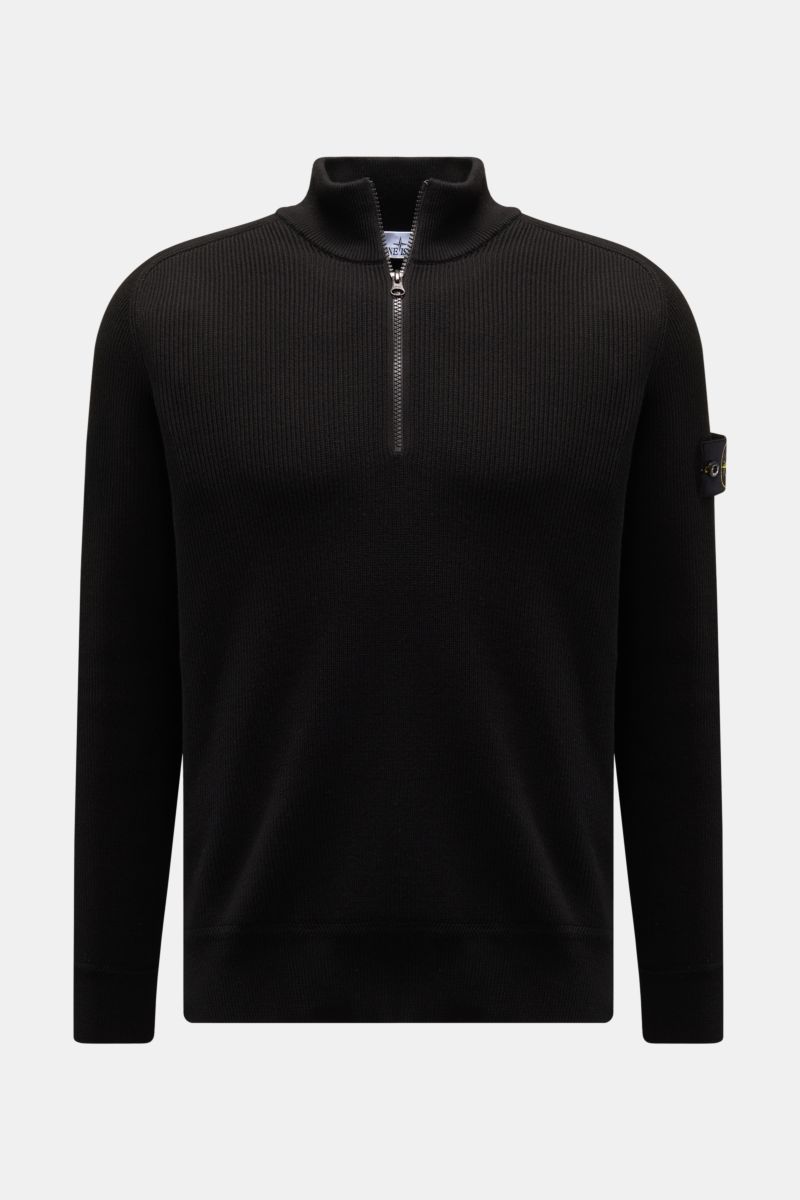Stone Island Troyer schwarz, frontal fotografiert, Strick aus reiner Baumwolle, leicht griffige Haptik, mittelfeines Strickbild, Slim Fit, Kragen aus Rippstrick mit Zipper, eingestrickter Raglanärmel, Kompass-Badge am Oberarm, Rippstrickbündchen.
