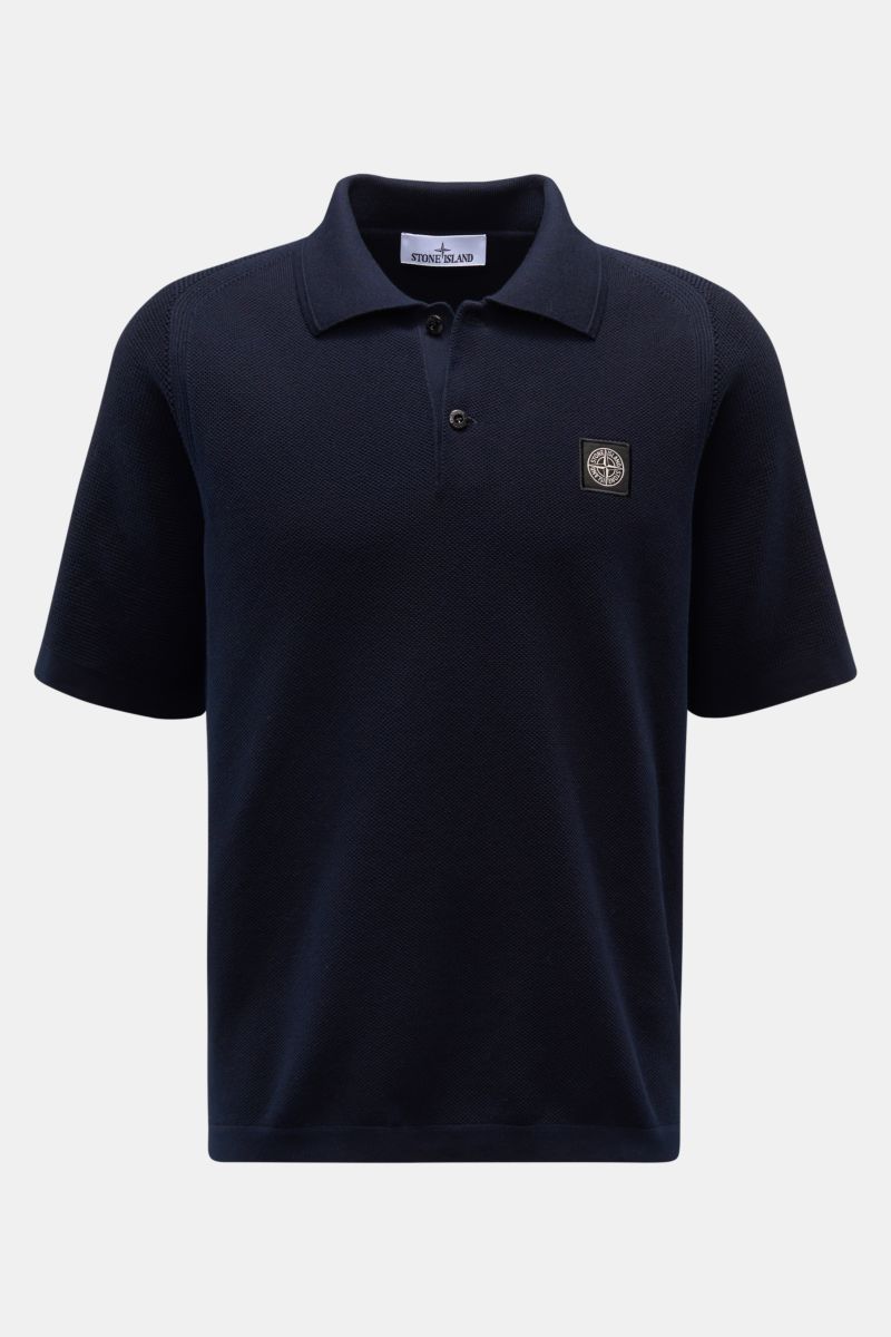Stone Island Kurzarm-Strickpolo navy in Frontansicht, reine Baumwolle, feiner Piqué-Mix, Polokragen, Knopfleiste, Weblabel, Regular Fit.