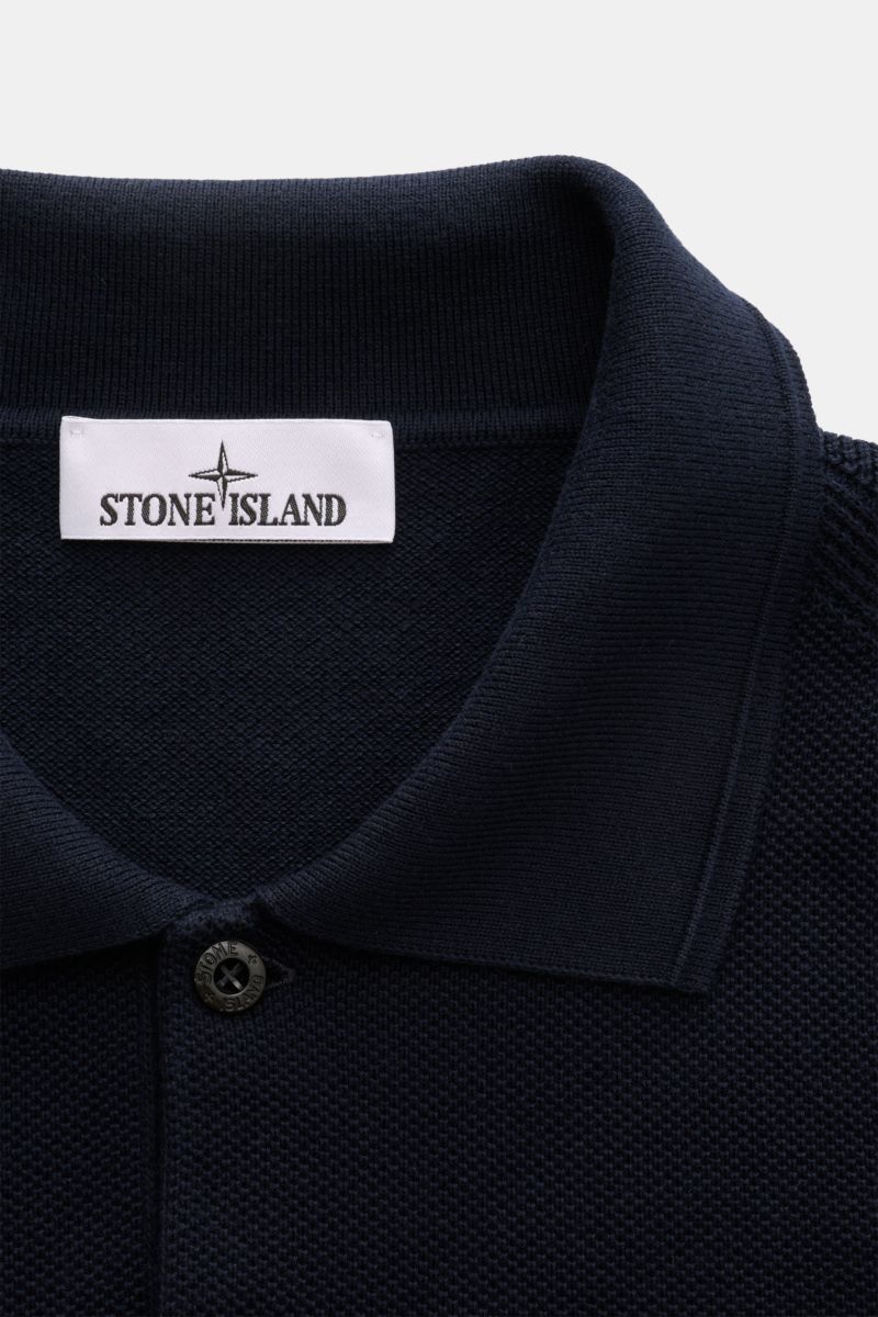 Stone Island Kurzarm-Strickpolo navy aus reiner Baumwolle, feiner Piqué-Mix und Polokragen, Detailaufnahme von oben frontal.