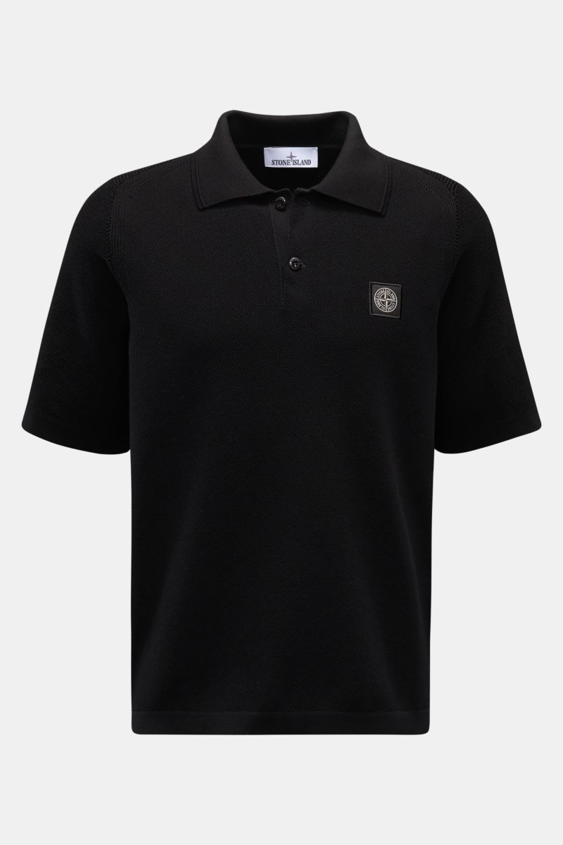 Stone Island Kurzarm-Strickpolo schwarz, frontal fotografiert, aus reiner Baumwolle mit Polokragen, Knopfleiste, Weblabel und seitlichen Saumschlitzen.