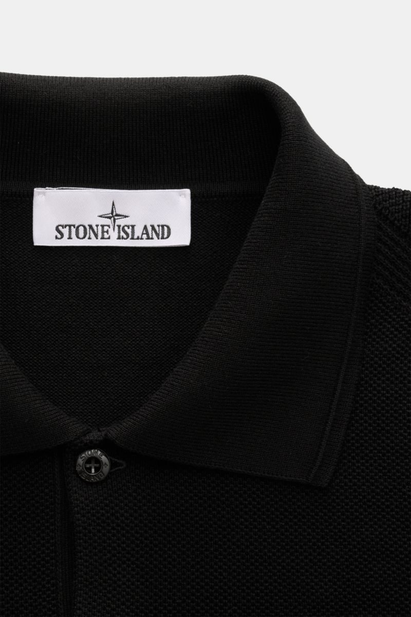 Stone Island Kurzarm-Strickpolo schwarz in Nahaufnahme von oben, reine Baumwolle, feiner Piqué-Mix, Polokragen, Knopfleiste.