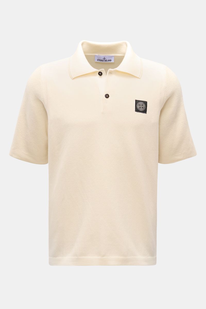 Stone Island Kurzarm-Strickpolo creme, frontal fotografiert, reine Baumwolle, fein strukturierter Piqué-Mix, Polokragen, Knopfleiste, Weblabel, Regular Fit.