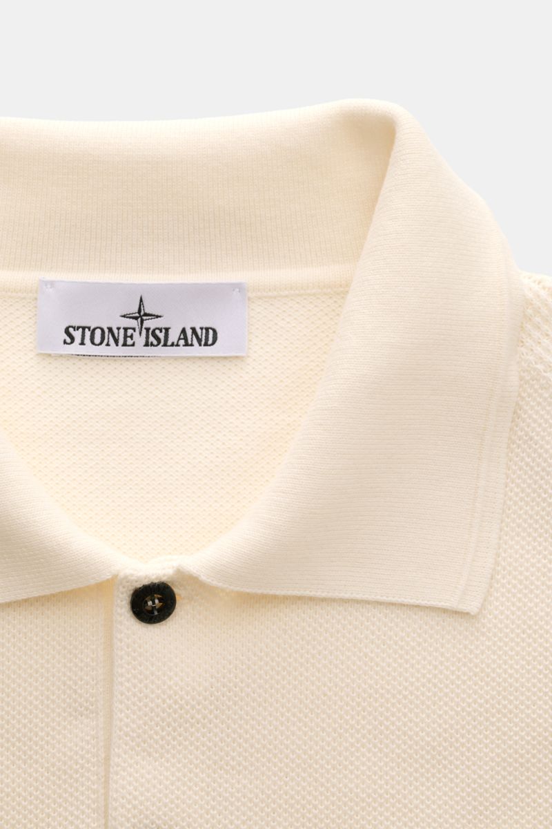 Stone Island Kurzarm-Strickpolo creme aus reiner Baumwolle, feinem Piqué-Mix, Regular Fit, Polokragen, Knopfleiste, Saumschlitze, Detailaufnahme von oben.