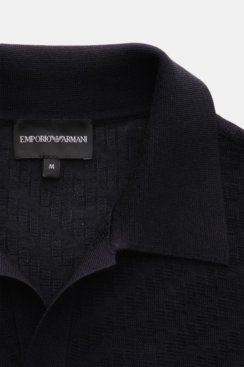 Emporio Armani Kurzarm-Strickpolo navy mit feinem Strukturstrick, offenem Kragen, komfortablen Rippbündchen, Slim Fit, fotografiert aus Nahaufnahme von oben.