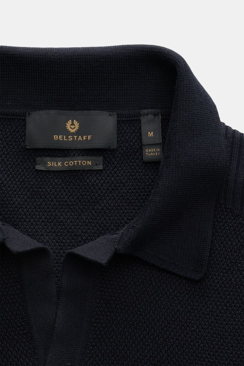 Belstaff Kurzarm-Strickpolo 'Coast' dark navy, Detailansicht von oben, feiner Strukturstrick, Polokragen, offene Kragenleiste, Seide-Baumwollmix.