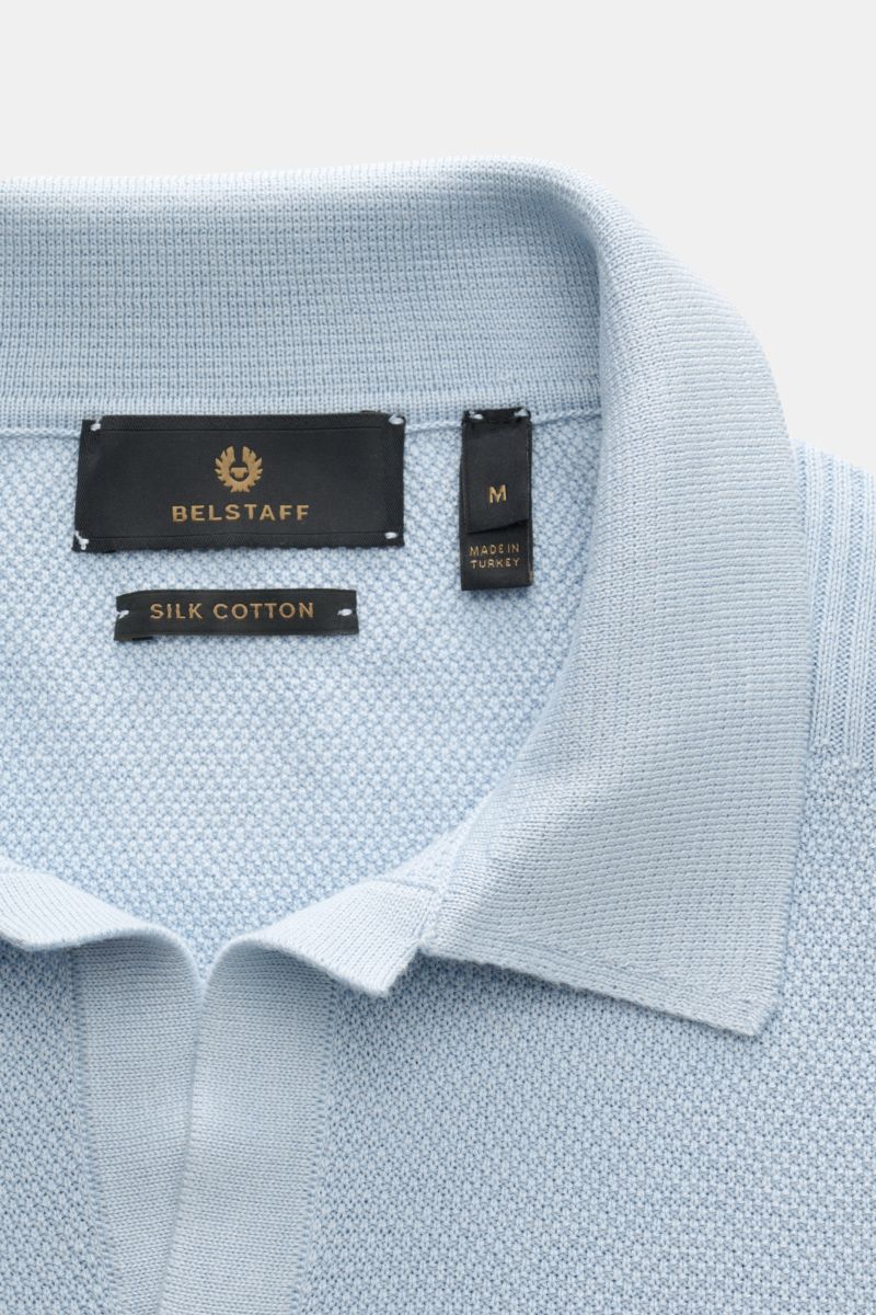 Belstaff Kurzarm-Strickpolo 'Coast' hellblau aus feinem Strukturstrick, Seide-Baumwollmix, Slim Fit, Polokragen und offener Kragenleiste, Nahaufnahme von oben.