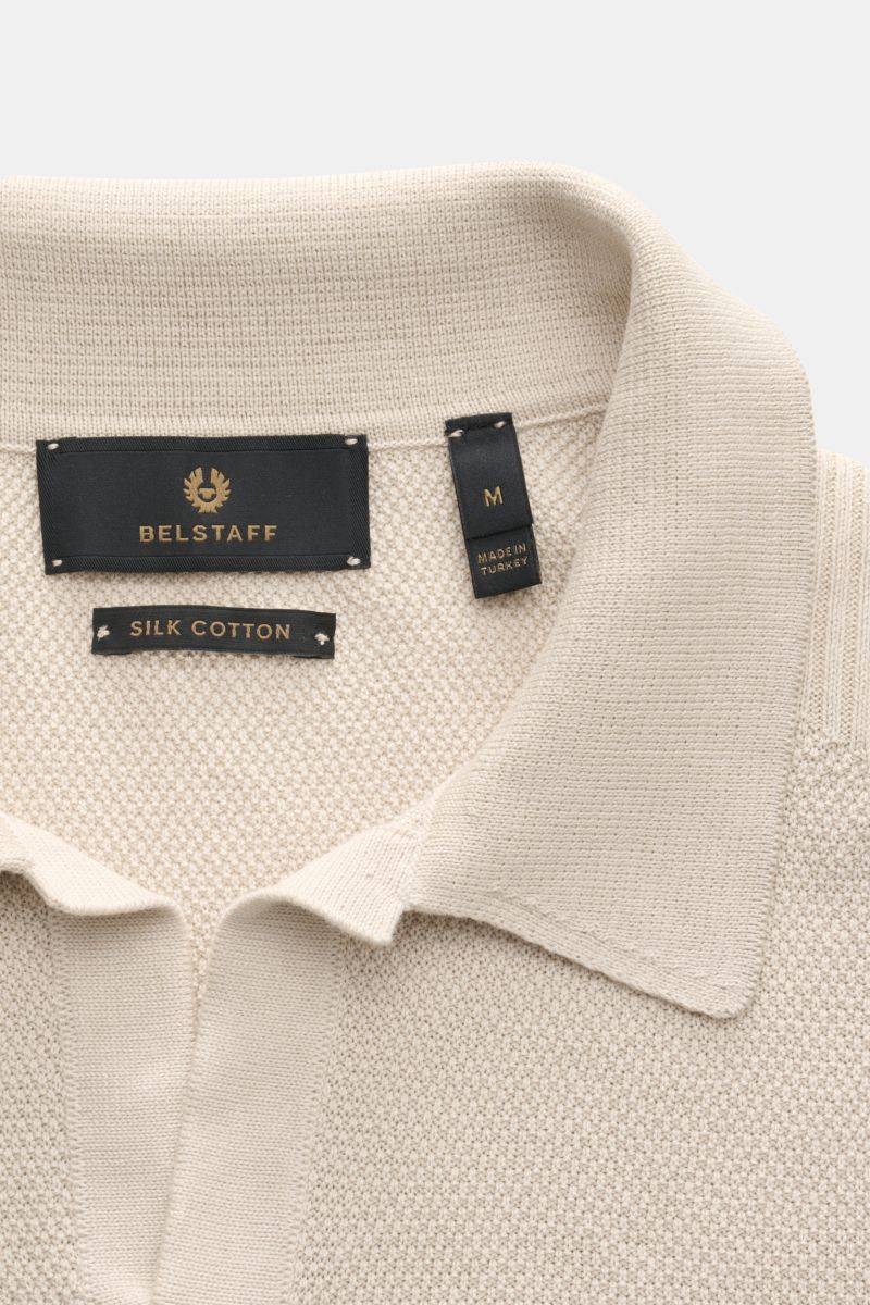 Belstaff Kurzarm-Strickpolo 'Coast' beige in Nahaufnahme von oben, Seide-Baumwoll-Mix, feiner Strukturstrick, Polokragen, offene Kragenleiste.